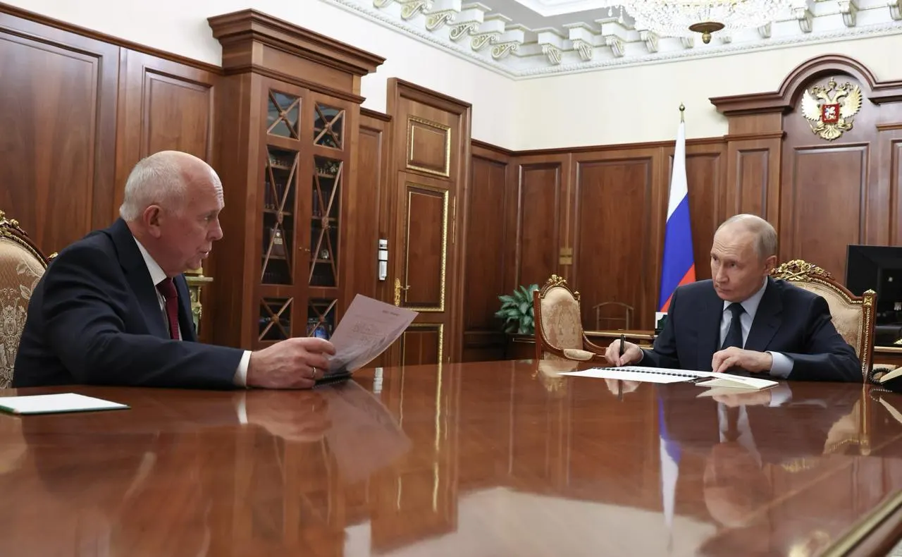Руководство корпорации сообщило президенту о задержках в производстве МС‑21 и «Суперджета‑100»: серийный выпуск ожидают только в следующем году, а ранее намеченные сроки и объёмы поставок пересмотрены.
