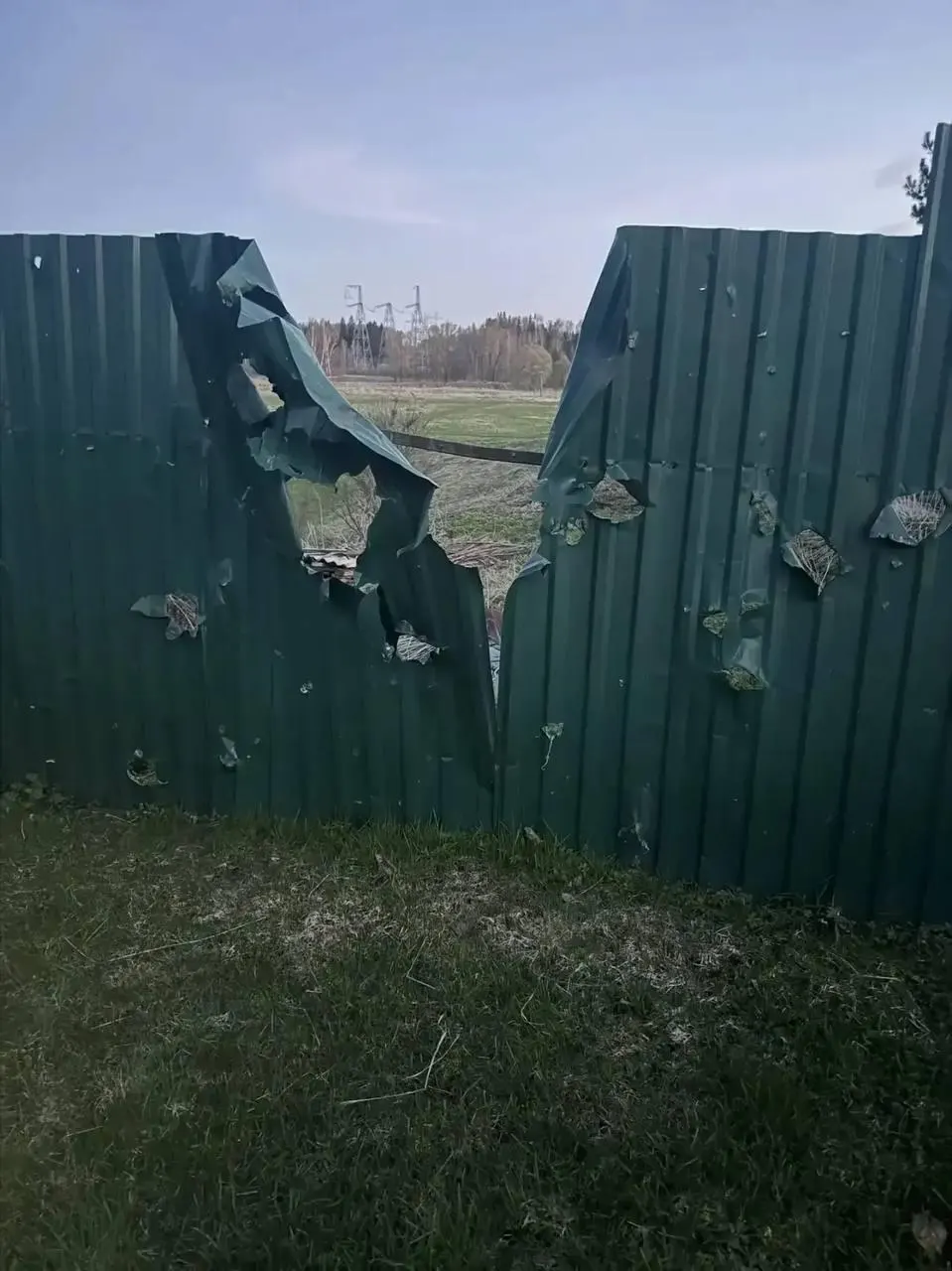 В Московской и Ленинградской областях зафиксированы многочисленные перехваты беспилотников: в Подмосковье погиб 77‑летний мужчина, в Ленобласти сообщают о десятках сбитых дронов и возгорании в порту Приморск. Минобороны сообщает о более чем 330 поражённых БПЛА.