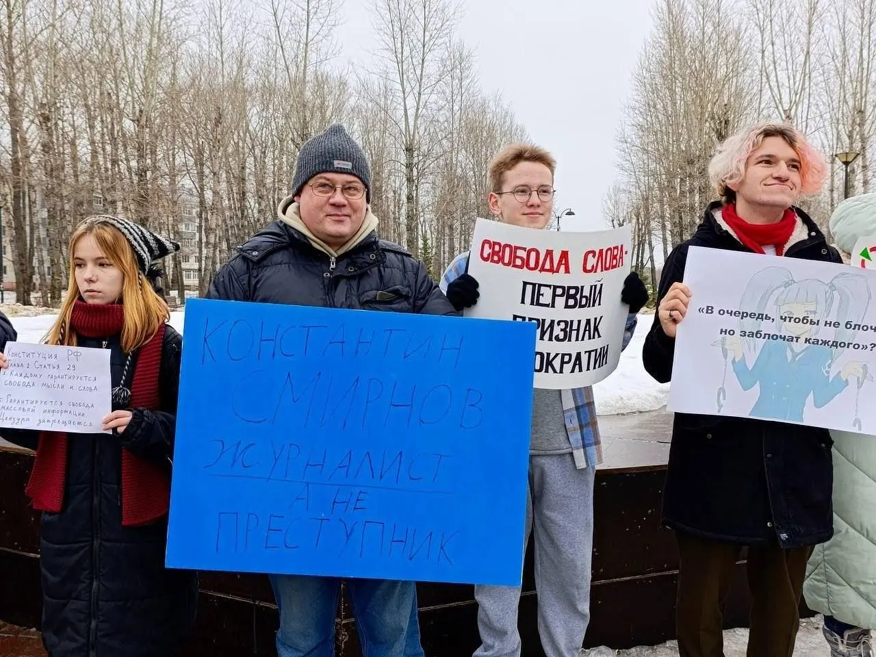 Конституционный суд не стал пересматривать дело Руслана Зинатуллина, оштрафованного на 250 тысяч рублей за плакат на согласованной акции в защиту рязанского журналиста. Политик ссылался на позицию КС 2018 года, но жалоба не была принята.