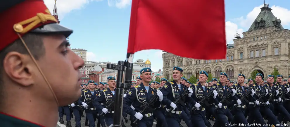 В 2026 году на Красной площади не будет военной техники, в ряде регионов отменяют массовые мероприятия. Эксперты объясняют это соображениями безопасности и потребностями фронта, власти — угрозами извне.