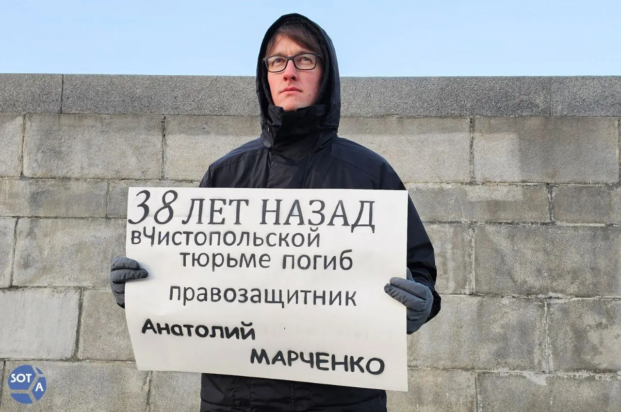 Краткий обзор ключевых событий: смерть художника в колонии, задержание исследователя репрессий, ужесточение приговора для военнопленного и объявленное одностороннее перемирие с 8 по 10 мая.