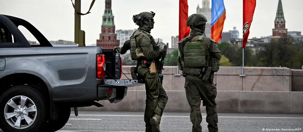Власти отозвали приглашения зарубежным корреспондентам на парад Победы в Москве. Торжества пройдут в усечённом формате без военной техники, в ряде регионов массовые мероприятия отменены на фоне угроз и атак беспилотников.
