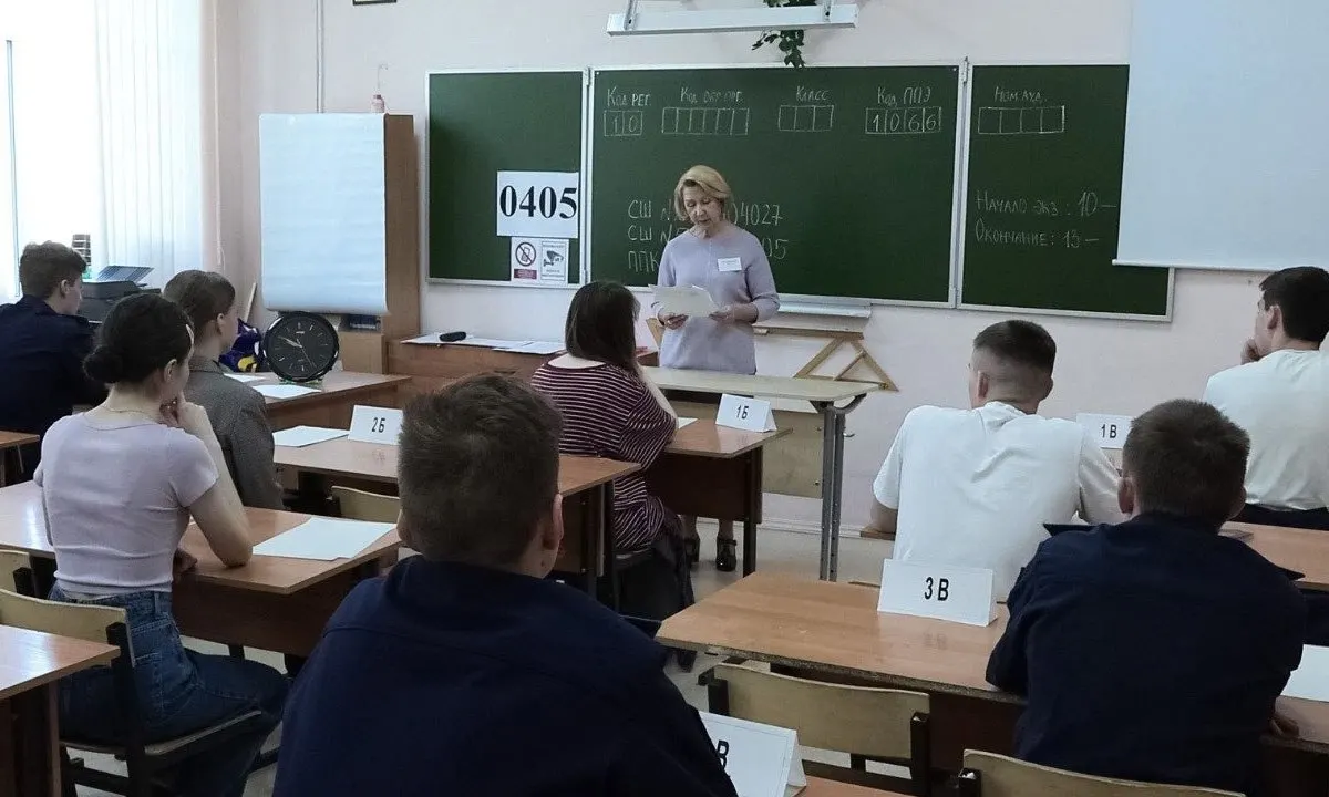 Рособрнадзор выпустил методические рекомендации: организаторы и охрана не имеют права прикасаться к участникам ЕГЭ и их вещам; при срабатывании металлоискателя просят добровольно показать или сдать предмет.