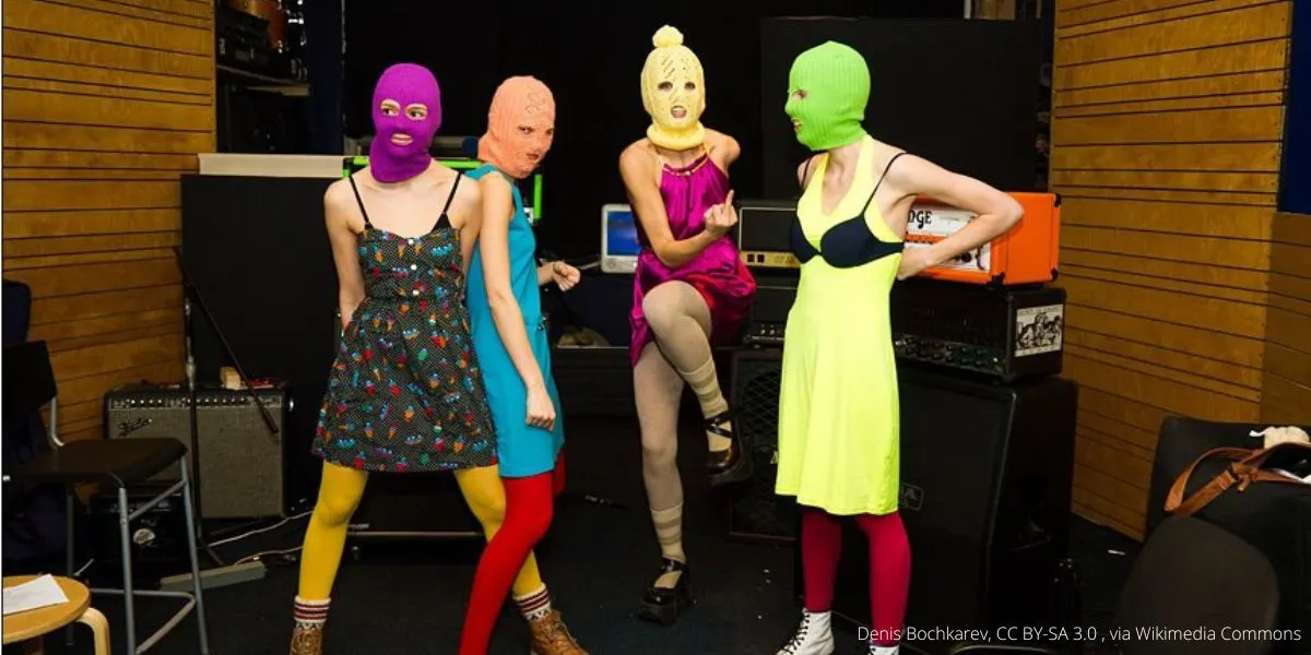 Росфинмониторинг обновил перечень, включив в него панк-рок коллектив Pussy Riot. Ранее московские суды признали группу «экстремистской», а участниц заочно приговорили по делу о «фейках о ВС РФ»; все фигурантки находятся за пределами России.