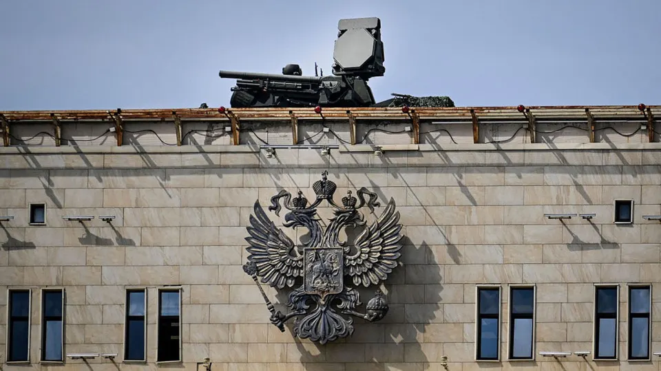 Россия сосредоточила средства ПВО в Москве ради парада 9 мая, оголив другие регионы. Командование украинских дронов заявляет, что будет наносить удары по слабозащищённым целям — прежде всего по энергетике и портовой инфраструктуре.