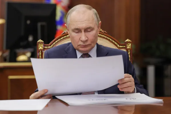 По данным европейской разведки, служба охраны президента резко нарастила меры безопасности: изменения касаются режима самого президента, ограничений для сотрудников и усиленных патрулей в столице. Решения связаны с опасениями утечек, заговоров и серией инцидентов в окружении высшего командования.