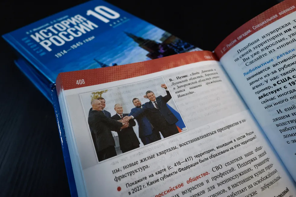 Весной 2025 года в школы пришла обновлённая линейка учебников истории для средней школы. По мнению историка Алексея Уварова, в этих пособиях прошлое нередко подаётся через призму современной политики: спорные факты смягчаются или замалчиваются, а акценты расставлены так, чтобы воспитывать лояльность.