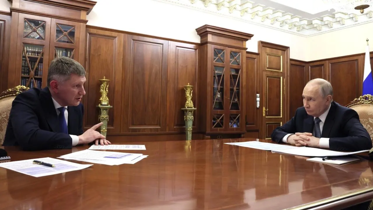 Министр экономического развития заявил президенту, что Россия демонстрирует более высокие темпы роста, несмотря на санкции; при этом данные МВФ показывают отставание страны по ВВП на душу населения.