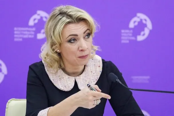 Официальный представитель МИД заявила, что сотрудники Госдепартамента уведомляют российских дипломатов о том, что их дети, родившиеся в США, считаются американскими гражданами по праву почвы. По её словам, семьи не подавали заявлений и узнали об этом постфактум; практика, как утверждается, применяется с 2023 года.