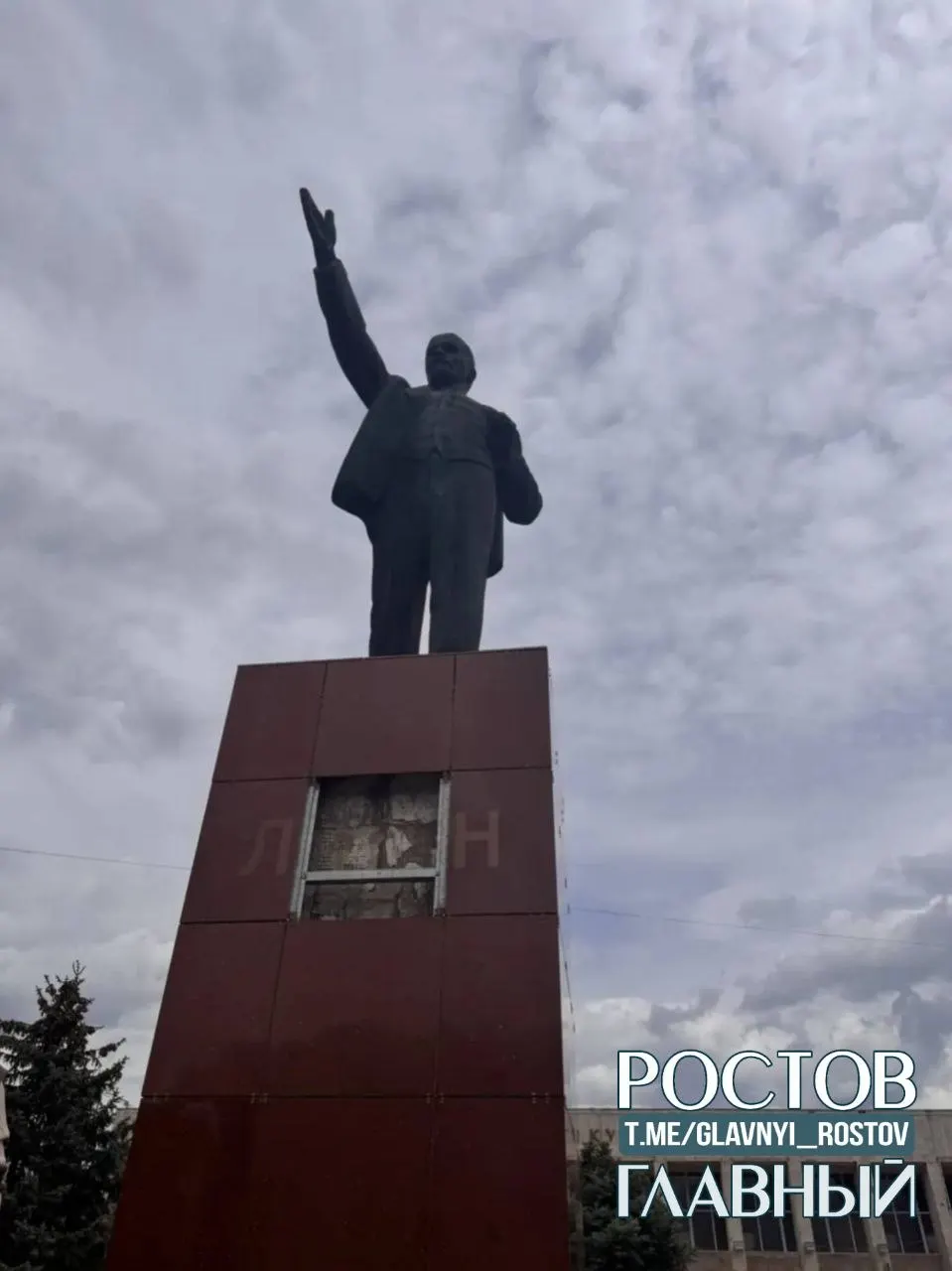 Вандалы повредили плиту на памятнике Ленину в городском парке Батайска. Камеры зафиксировали случившееся, полиция задержала подозреваемого, продолжается выяснение обстоятельств.