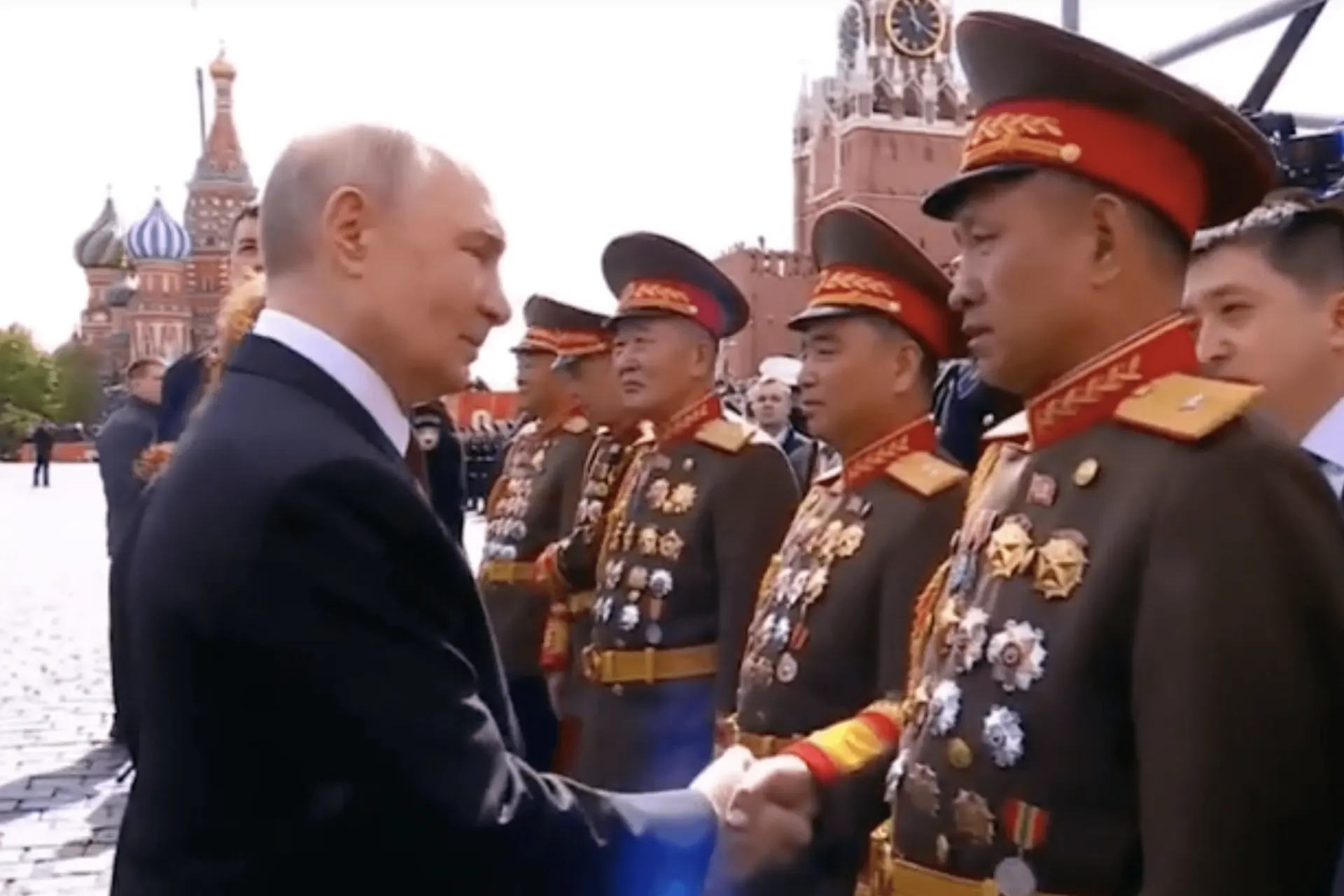 Музей в Пхеньяне выставил снимки и медали, указывающие на секретную церемонию 3 декабря 2025 года, где высшим офицерам КНДР были вручены государственные награды России.
