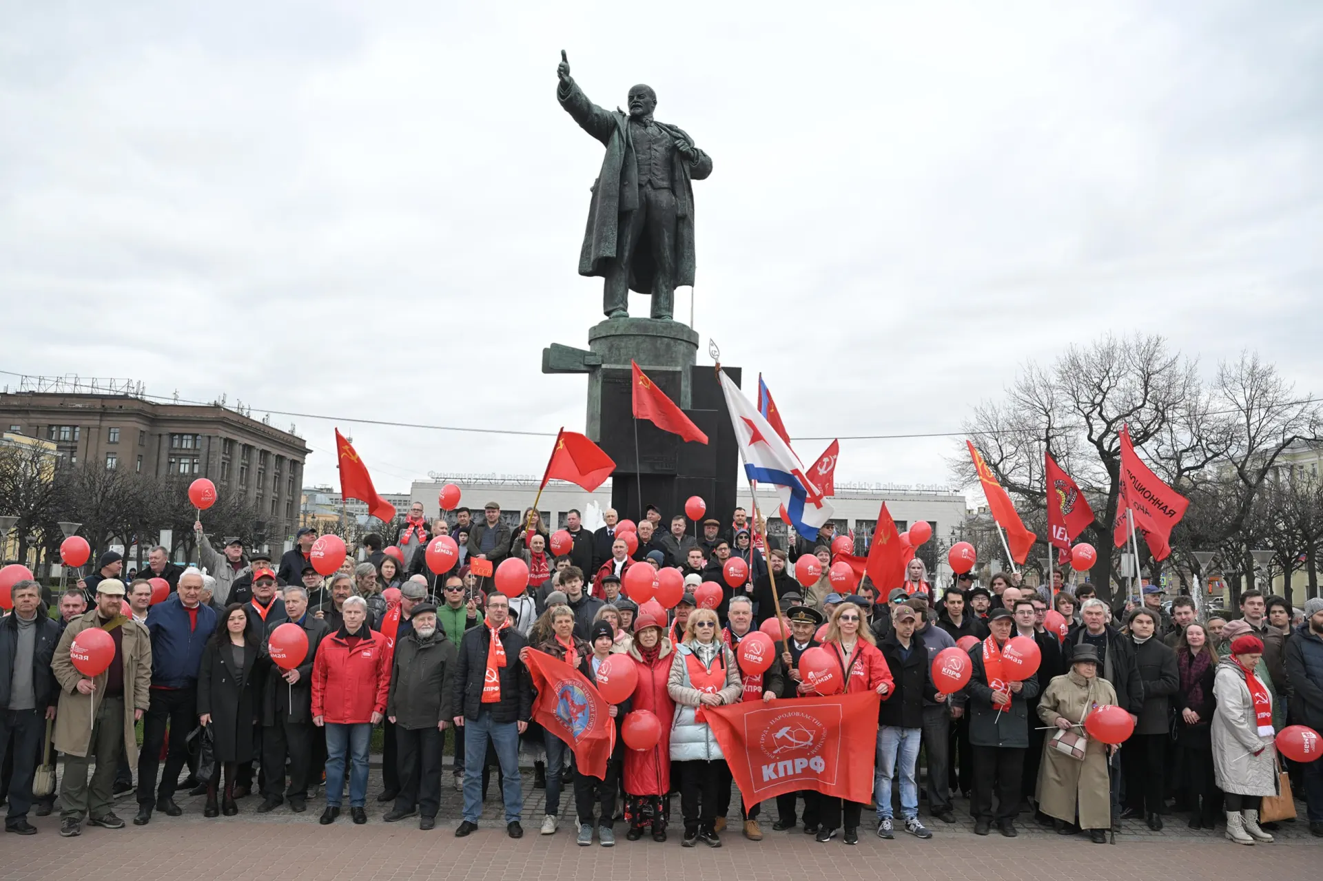 На акции КПРФ прошла церемония возложения цветов; полиция не препятствовала демонстрации, активисты раздавали листовки против принуждения студентов к мессенджеру Max.