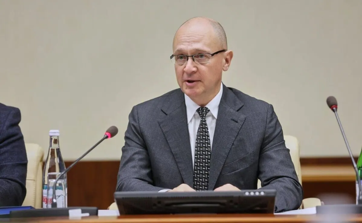 По сведениям информированных источников, в окружении президента нарастает конфликт между политическим блоком администрации, связанной с Сергеем Кириенко, и Второй службой ФСБ — из‑за разных подходов к контролю над обществом, безопасности и ответным мерам во время внешних и внутренних кризисов.