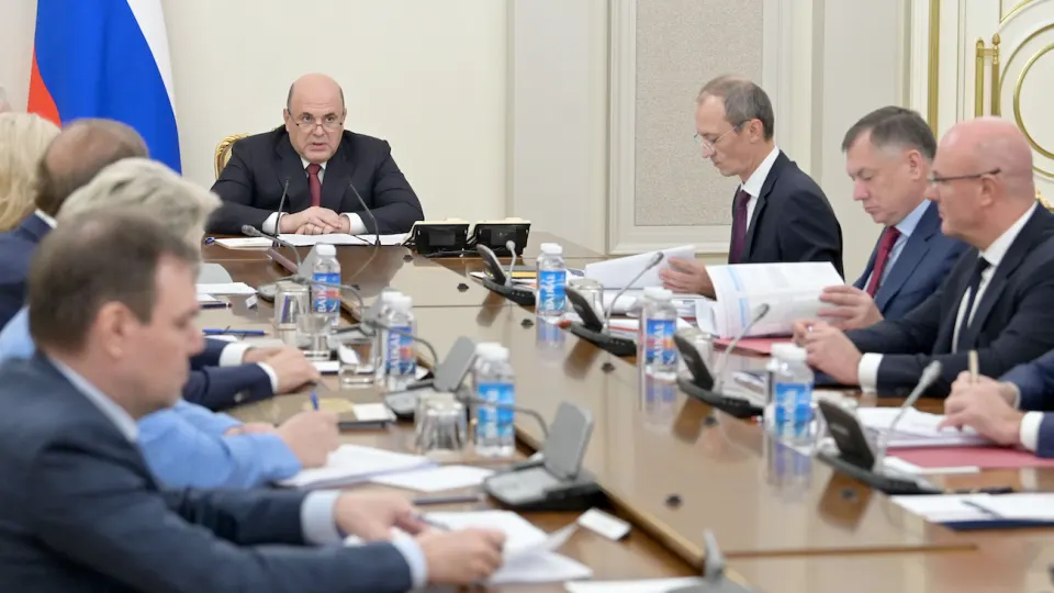 Кабмин потребовал от крупнейших нефтекомпаний заключить соглашения о стабилизации внутреннего рынка топлива: предписаны нормы выпуска, отгрузок, экспортных поставок и контроль цен на АЗС на фоне регулярных атак дронов на инфраструктуру.