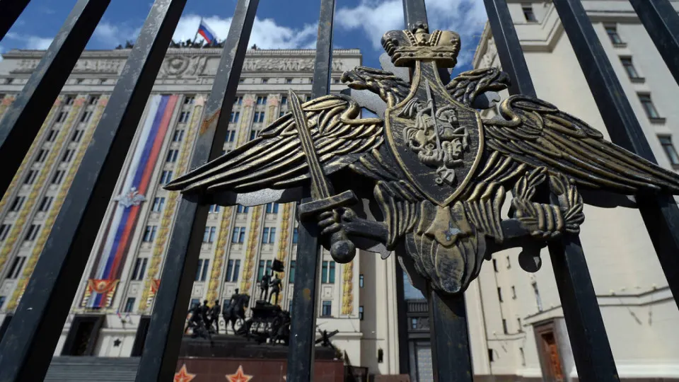 В проекте приказа предлагается направлять в распоряжение Минобороны акции, землю, технику и оборудование национализированных предприятий стройиндустрии, чтобы быстрее задействовать их мощности для выполнения гособоронзаказа; при этом юридические обязательства компаний, в том числе долги и трудовые права, сохраняются.