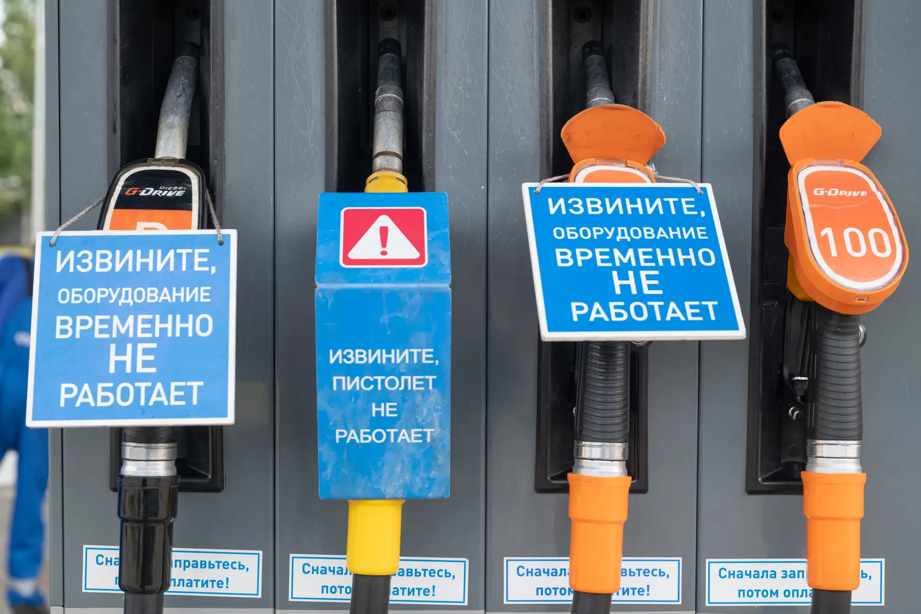 Антимонопольная служба начала проверки в нескольких регионах и выявила признаки картельных согласований на оптовом рынке на фоне продолжающегося дефицита и роста цен на топливо.