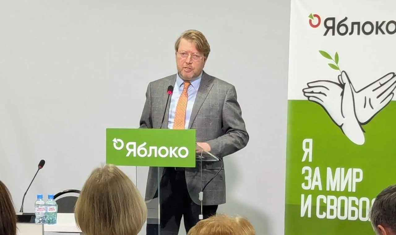 Верховный суд оставил в силе штраф председателю партии «Яблоко» за публикацию с фотографией Алексея Навального. Партия считает решение политически мотивированным и намерена обжаловать его в Конституционном суде.