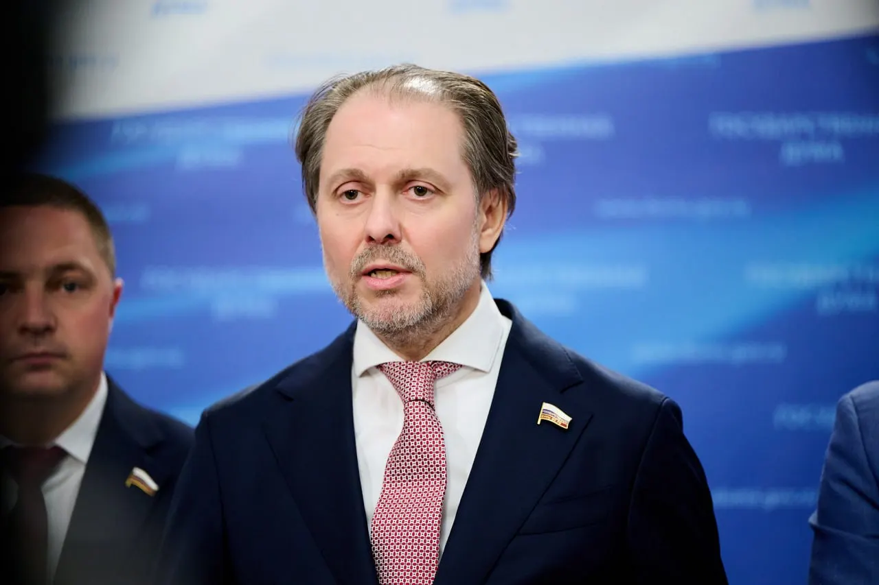 Депутат Владимир Сысоев возглавил комитет по охране здоровья; он экономист и юрист без профильного медицинского образования.