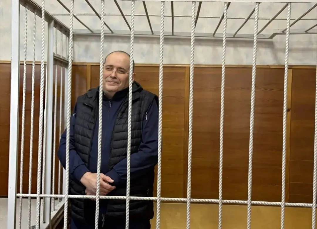 Бывший чиновник ЖКХ осуждён за получение взяток в особо крупном размере; суд вынес 9 лет строгого режима и штраф около 8,82 млн рублей. Совокупный срок по делу — 14 лет и штраф почти 17 млн рублей. Всего передано взяток на сумму 4,41 млн рублей, получив не менее 2,7 млн.