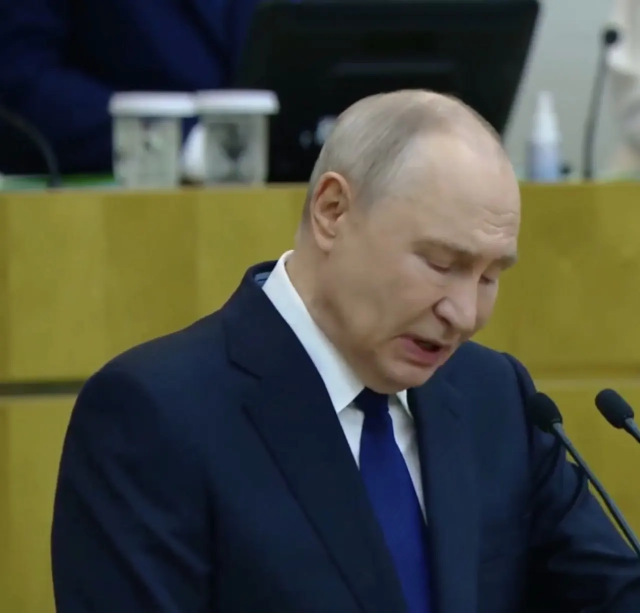 Путин заявил на заседании Госдумы, что экономика страны стабильно держится, а Россия не станет требовать милости у других стран и будет защищать свой суверенитет.