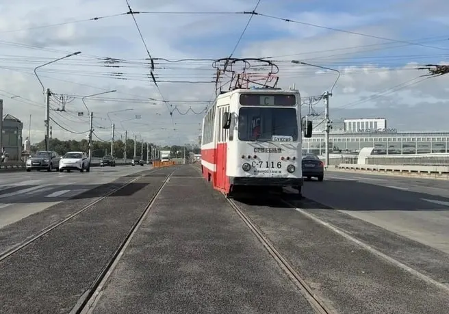 После модернизации более 1800 метров путей на мосту Александра Невского снова введено движение трамваев; второй этап работ запланирован на 2027 год.