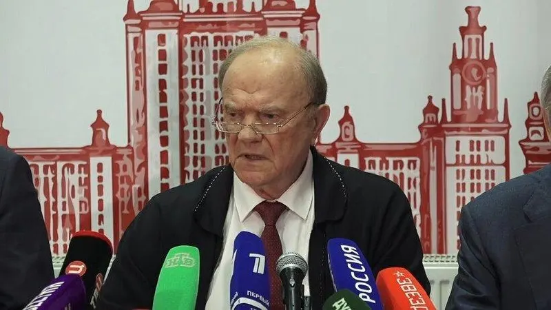 Лидер КПРФ заявил, что без смены курса Россия окажется в экономической и технологической отсталости, а война может обостриться. Он критиковал рост тарифов ЖКХ и социальное напряжение.
