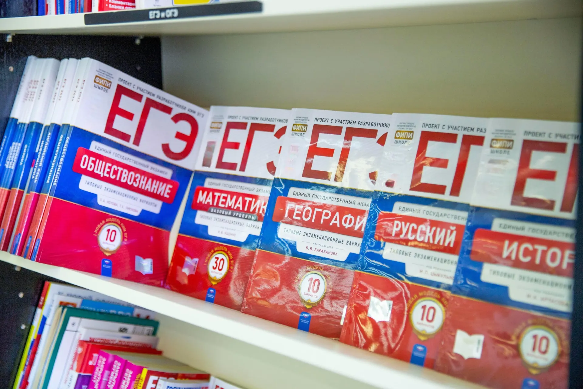 Увеличат число заданий по двум экзаменам ЕГЭ, но время на их прохождение останется прежним.
