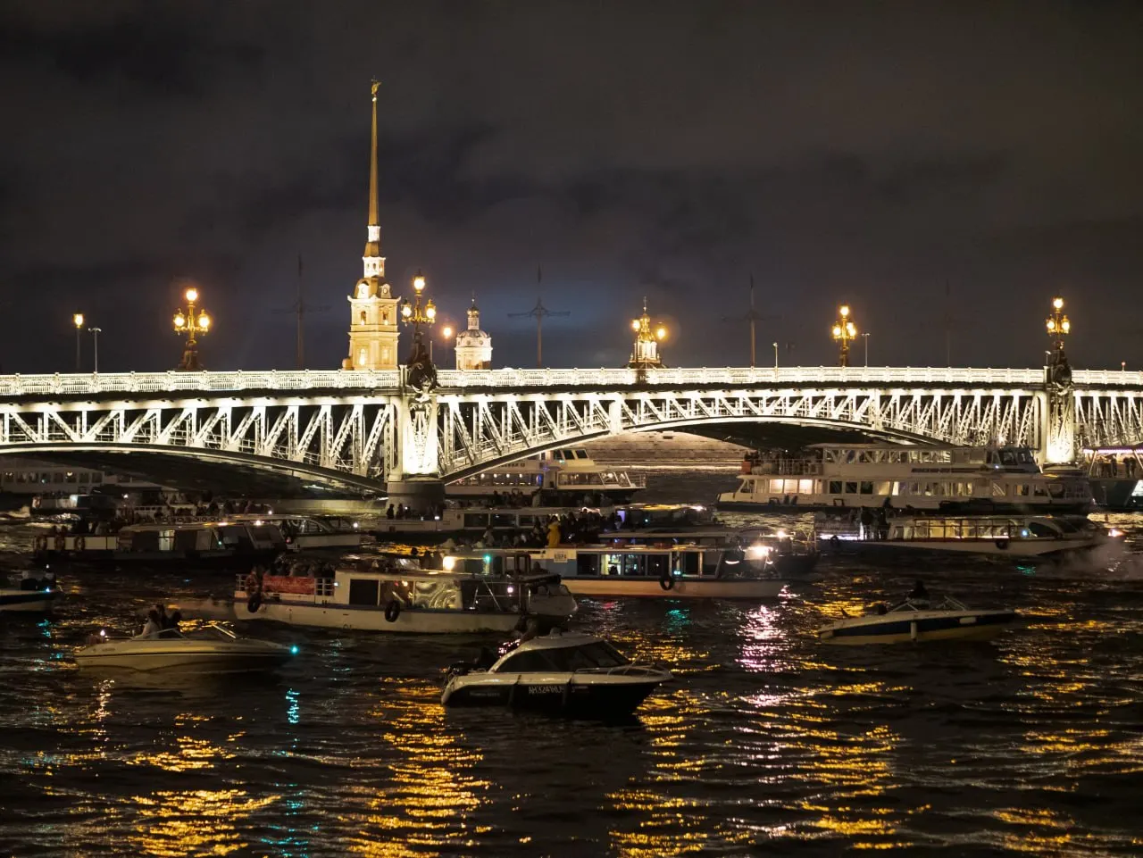 Рассматривается смягчение запрета на ночные рейсы маломерных судов по Неве в Петербурге на фоне роста нарушений и снижения пассажиропотока.