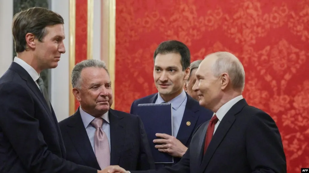 Американские дипломаты прибудут в Санкт-Петербург на встречу с Владимиром Путиным; обсуждаются мирные инициативы и возможность освобождения задержанного.