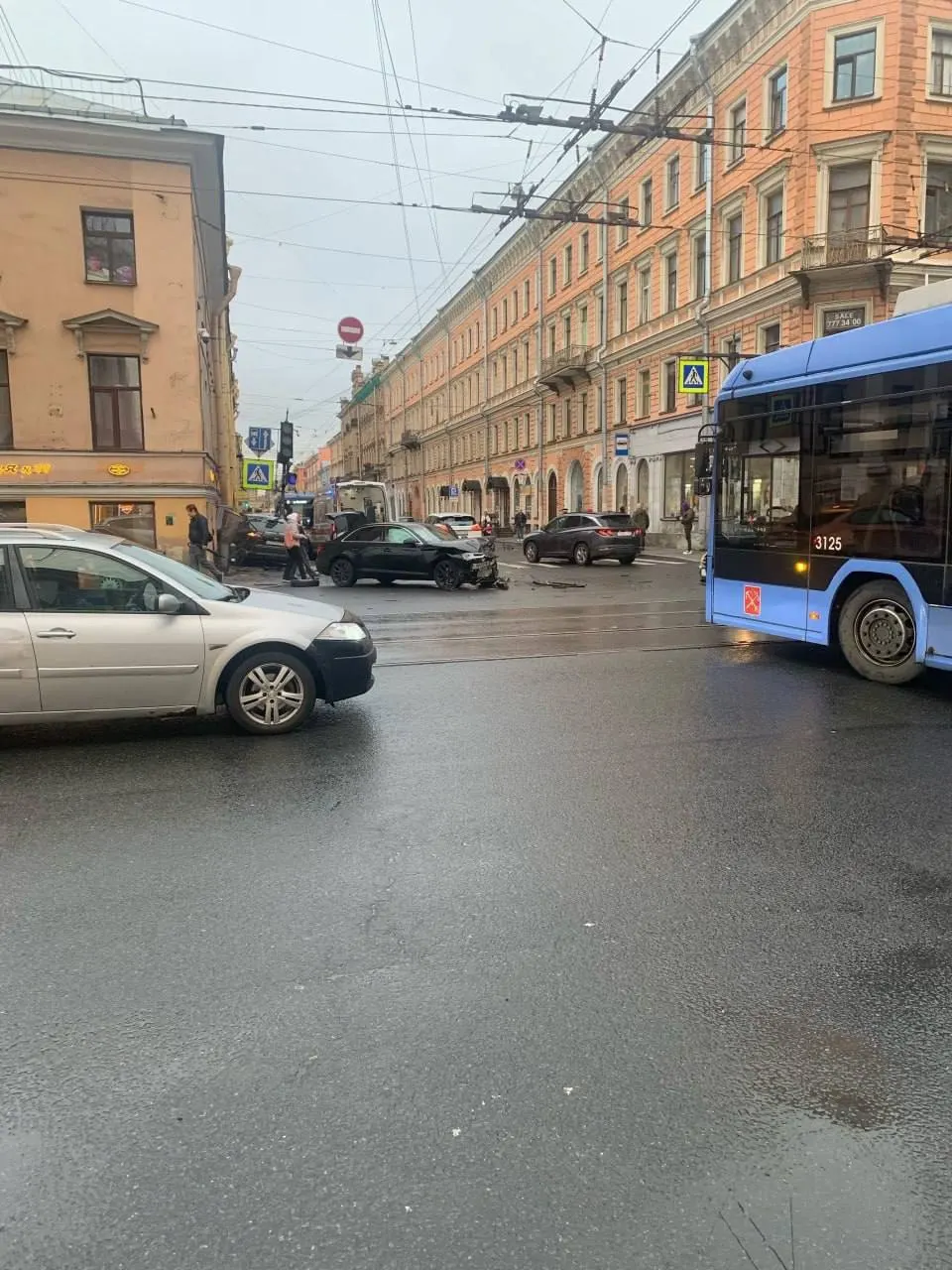 Два автомобиля вылетели на тротуар на перекрёстке Садовой и Гороховой улиц. Информация о пострадавших уточняется.