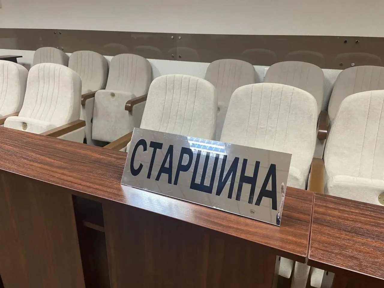 Инициатива предусматривает сокращение числа заседателей вдвое; судья будет присутствовать в совещательной комнате.
