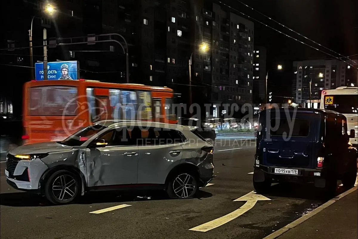 Автомобиль блогера Академика попал в ДТП в Красногвардейском районе Санкт‑Петербурга; подробности уточняются.