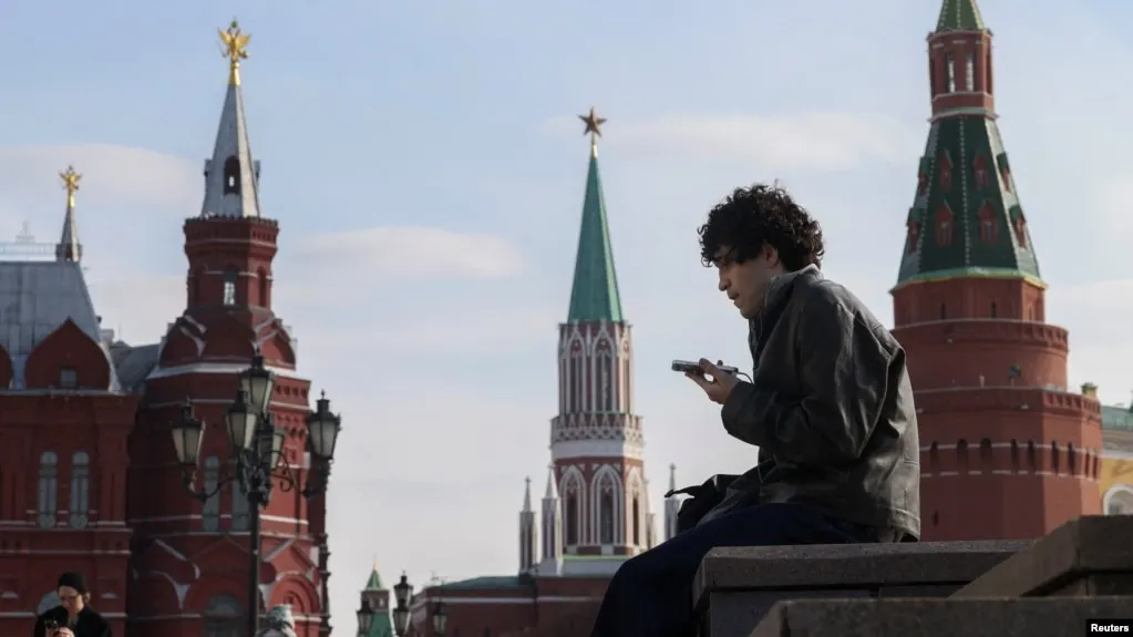 Законопроект предусматривает идентификацию несовершеннолетних в социальных сетях и снижение времени онлайн до 14 лет, с целью ограничить доступ к опасному контенту.