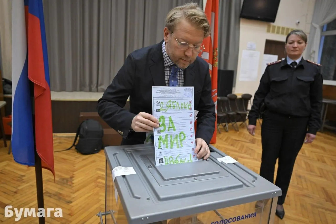 Политик Николай Рыбаков оштрафован на тысячу рублей за надписи «За мир» и «За прекращение огня» на бюллетенях; заседание сопровождалось эвакуацией после угрозы минирования.