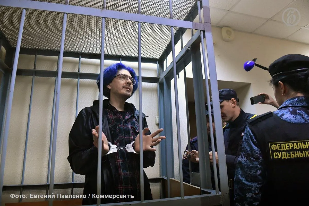 Блогер Алексей Поднебесный получил три года колонии общего режима по обвинению в развратных действиях с несовершеннолетней; дело рассмотрено в Санкт-Петербурге.