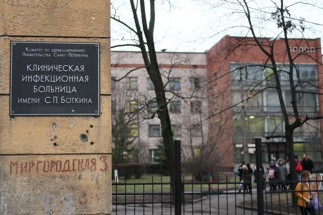 Пятеро жителей Санкт-Петербурга госпитализированы с подозрением на вирус оспы обезьян; продолжается мониторинг контактов и дезинфекция.