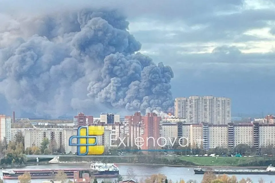 В ночь на воскресенье произошли пожары на нефтяной инфраструктуре после массированного налета дронов: пострадали нефтяной терминал, нефтебаза и логистический центр, погиб один человек, пятеро ранены. Минобороны заявило об уничтожении свыше тысячи беспилотников над регионами.
