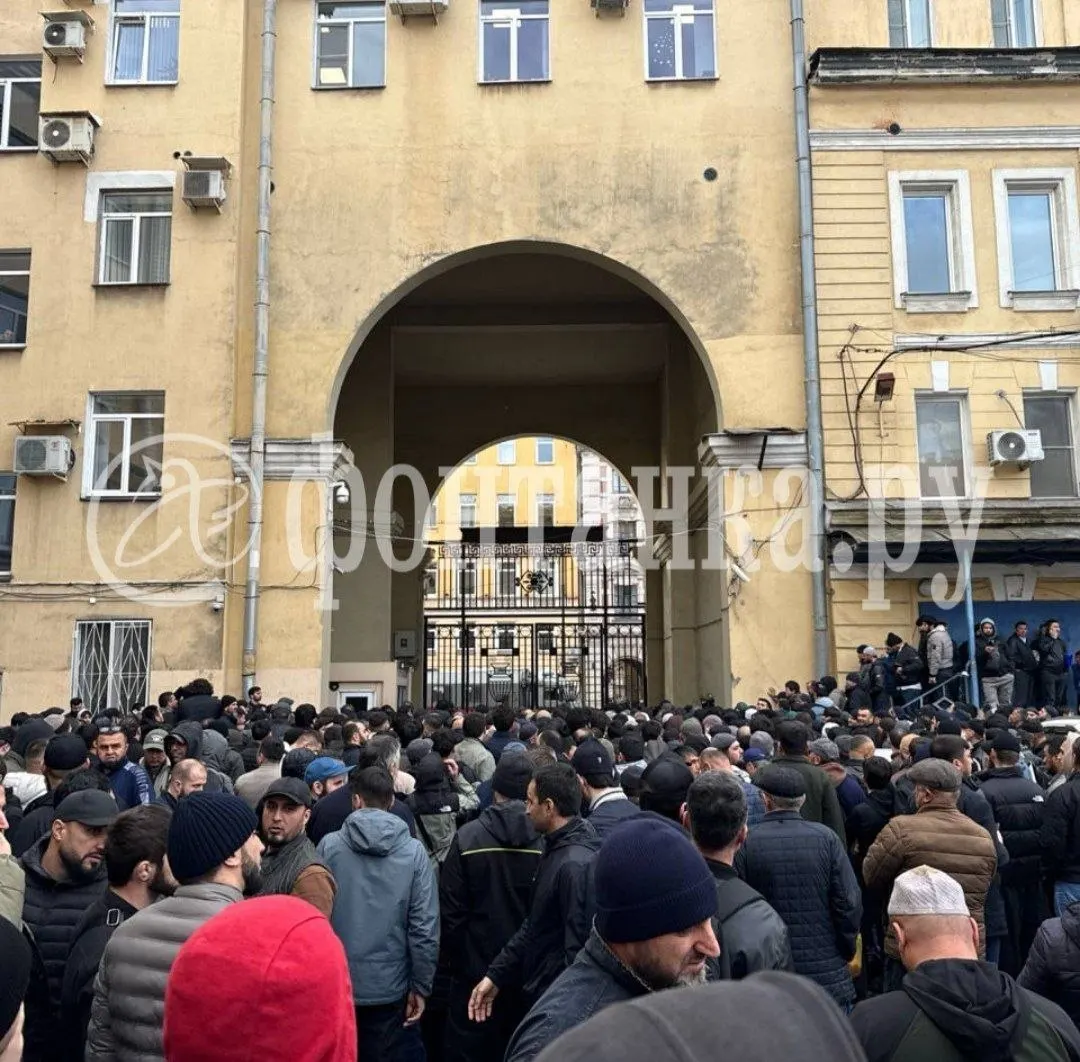 После пятничной молитвы территория Сенного рынка была перекрыта, проводились проверки документов, задержаны десятки человек, часть посетителей была вывезена в автозаках.