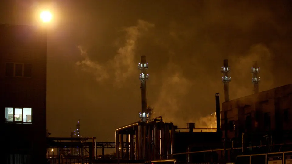 Рязанский и Московский нефтеперерабатывающие заводы приостановили переработку после серии налётов беспилотников. Это усугубило снижение переработки нефти — до минимума с 2009 года.