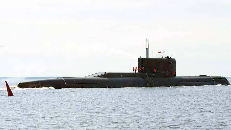 Разведслужбы фиксируют признаки возможного размещения ракетных установок на дне Северного Ледовитого океана. Проект с кодовым названием «Скифы» якобы предполагает использование подпогружённых шахт или контейнеров для ракет, потенциально способных нести ядерные боеголовки.