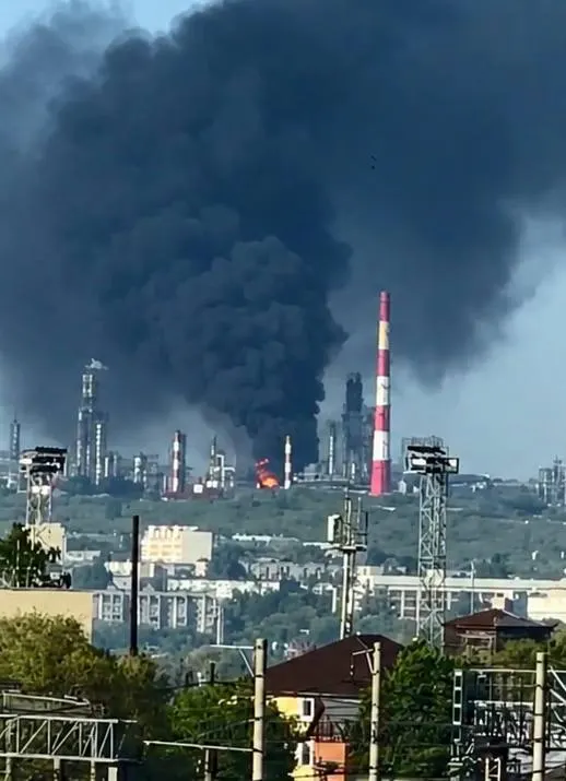 В результате ночных ударов беспилотников в Сызрани погибли два человека; на месте предполагаемого пожара — Сызранский НПЗ. В Белгородской области сообщают о трёх пострадавших. Минобороны заявляет о перехвате 121 БПЛА.