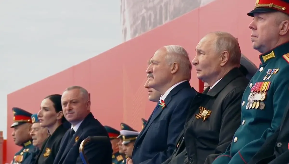 На Красной площади глава государства назвал День Победы «священным праздником», связал подвиг советского народа с современной службой участников специальной военной операции и впервые разместил на трибуне рядом с ветераном участника СВО.