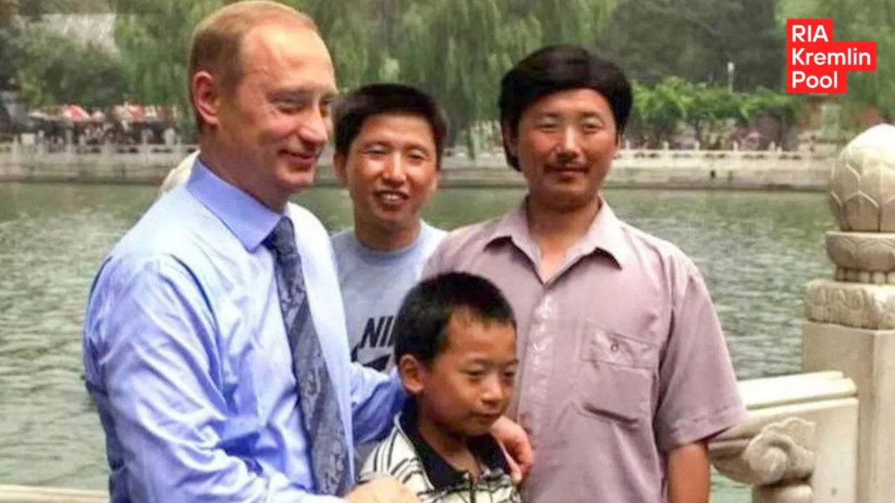 Мужчина, с которого в детстве сделали фотографию с президентом во время поездки в 2000 году, вырос, стал инженером и мечтал поделиться этой историей с ним.