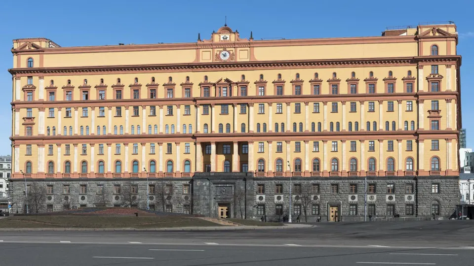 Руководитель Пограничной службы ФСБ заявил о нарушениях договоров, возведении инженерных заграждений и ужесточении порядка пересечения границы. По его словам, ситуация на западных рубежах значительно обострилась; власти готовятся к разным сценариям и одновременно предпринимают правовые и дипломатические шаги для защиты россиян за рубежом.