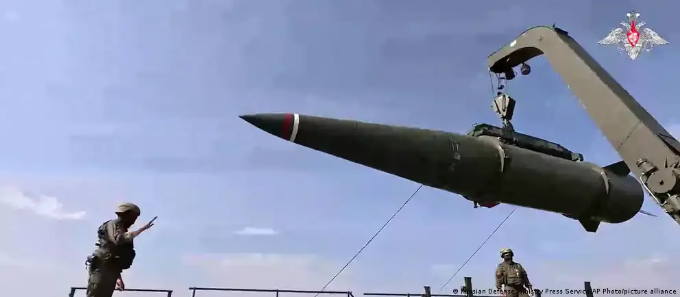 В манёврах задействованы почти 65 тысяч военнослужащих, свыше 200 пусковых установок и восемь стратегических подлодок; отдельно отрабатывается совместное с Беларусью применение ядерного оружия.