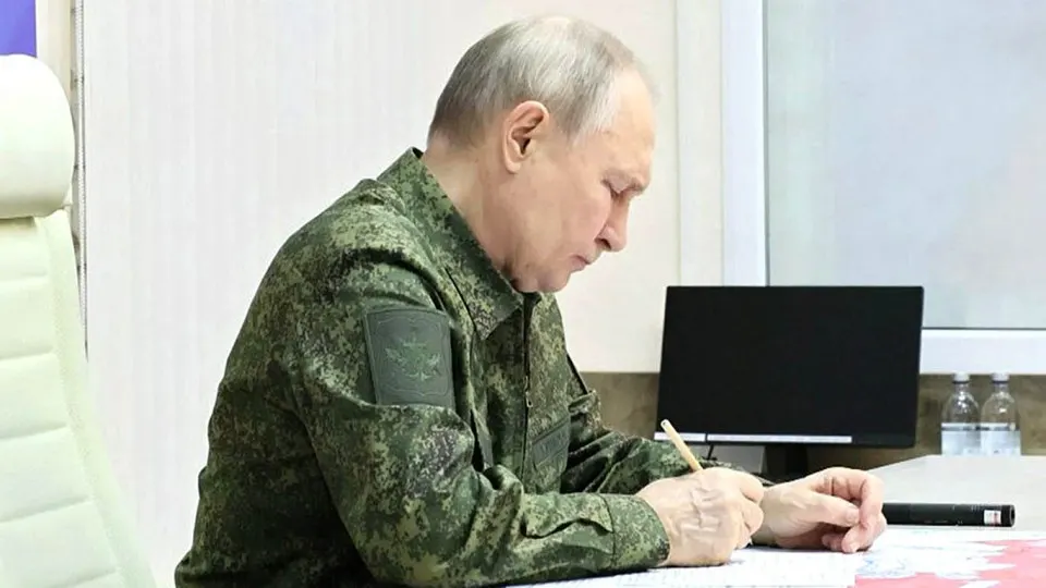 Европейские чиновники считают, что на фоне проблем на фронте, экономического давления и ударов дронов Россия может искать повод для ограниченной операции против стран Балтии, опираясь на новое законодательное «обоснование» для применения войск за рубежом.