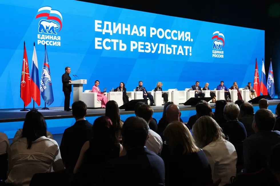 Политблок АП поручил государственным и прокремлевским изданиям минимизировать упоминания «запретов», перестроить риторику и «подсвечивать» позитивные инициативы единороссов — меру объясняют желанием снизить негативный фон перед выборами.