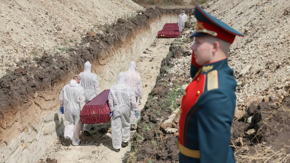 Аналитическая оценка на основе поимённых списков, реестра наследственных дел и судебной статистики даёт минимальную документальную планку в 352 тысячи погибших российских военнослужащих к концу 2025 года; в расчёт впервые включены лица, признанные погибшими через суд.
