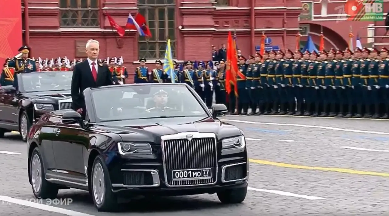 На смотре войск демонстрировали кабриолет Aurus, произведённый в Москве; аналогичные машины выпускают в Елабуге.