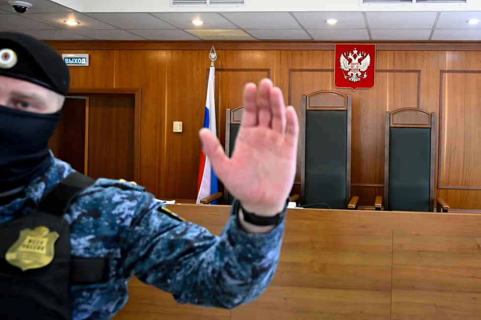 Судебный департамент при Верховном суде РФ закрыл доступ к данным о судимости с 2005 года. Потеря этих данных ухудшает прозрачность, осложняет анализ репрессий и скрывает информацию о приостановленных делах и отправках обвиняемых на войну.